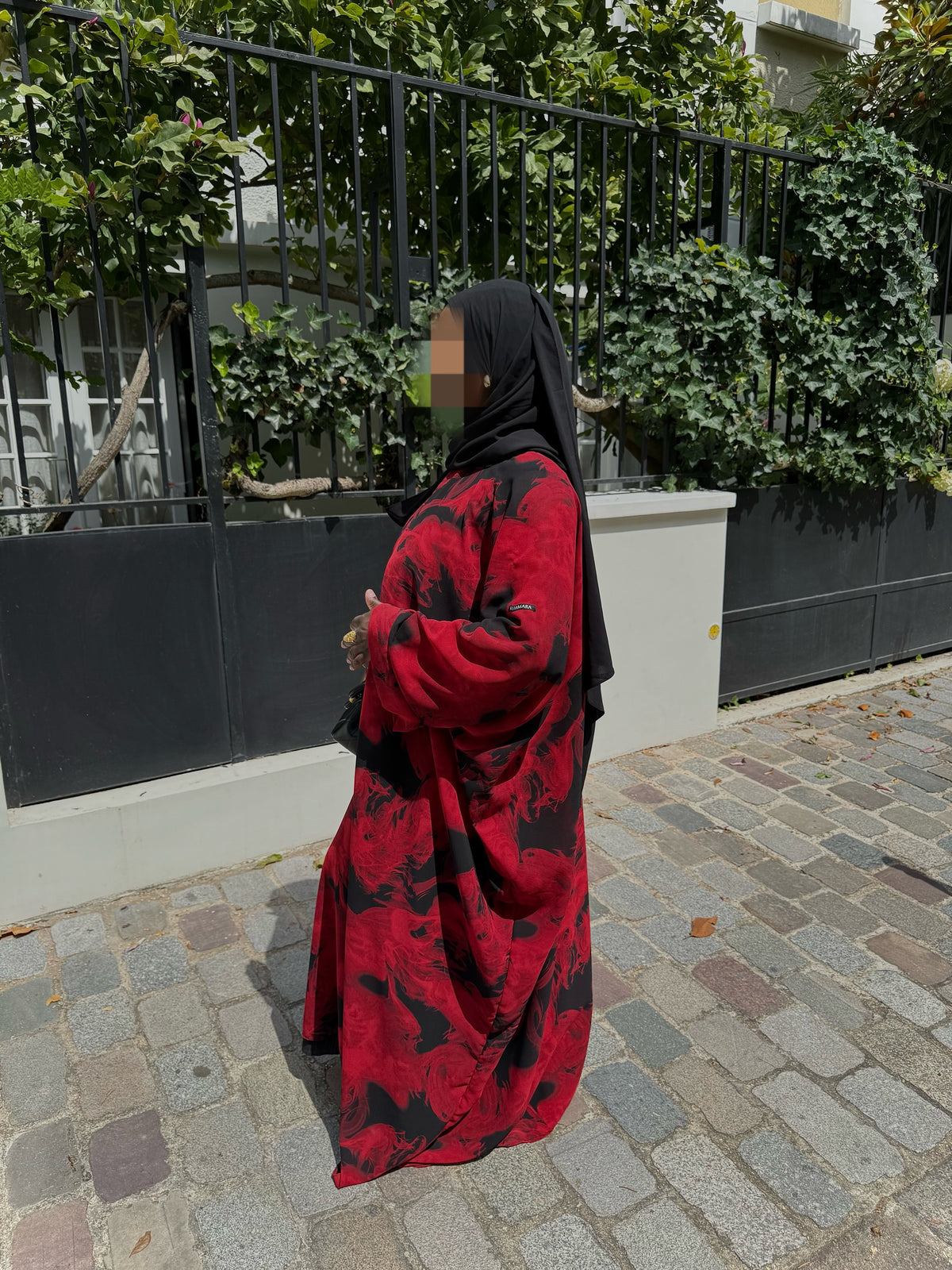 MODÈLE SAFAA ROUGE ET NOIR.