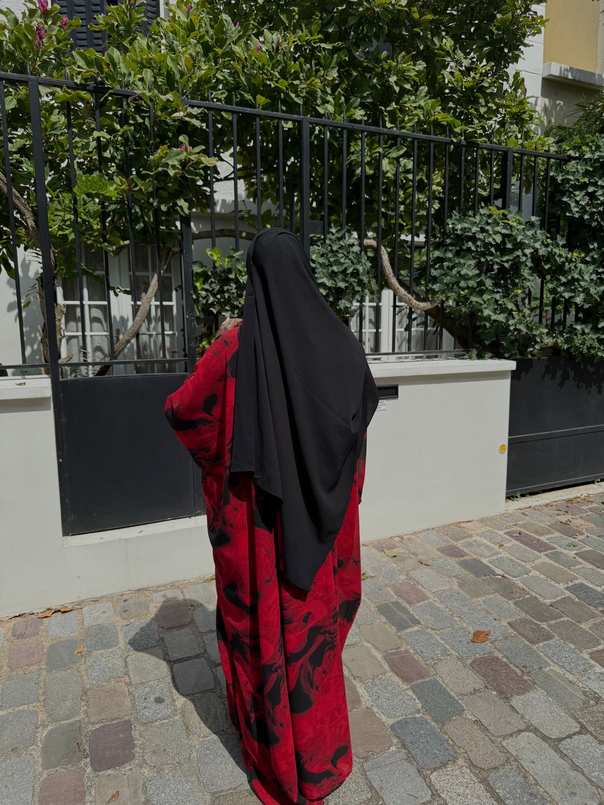 MODÈLE SAFAA ROUGE ET NOIR.