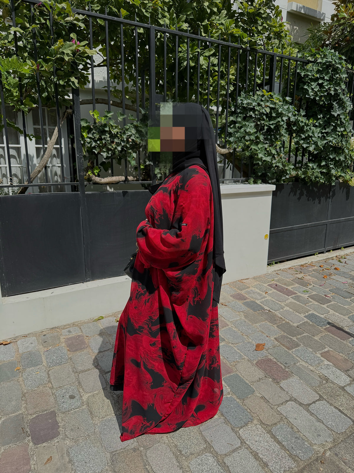 MODÈLE SAFAA ROUGE ET NOIR.